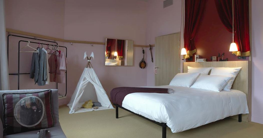 MOB HOTEL PARIS LES PUCES